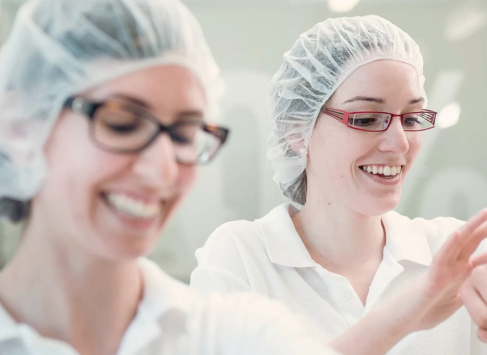 Dos trabajadoras en la planta de producción de RINGANA en Austria
